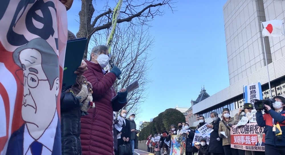 About one hundred people gathered near the court building in support of the plaintiffs. (ANJ/ Pierre Boutier) 