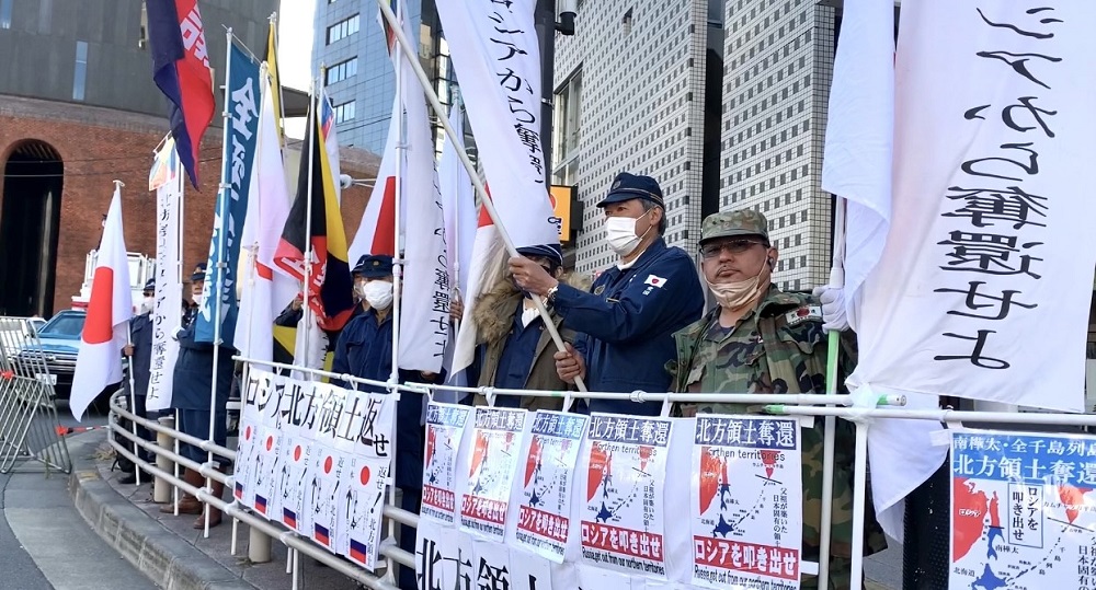 Japanese nationalists in their military uniform shouting and reading anti Russia slogans and statements at the Russian Embassy in Tokyo. (ANJ/Pierre Boutier)