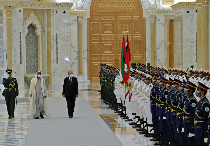 Turkish President Recep Tayyip Erdogan and Crown Prince Mohammed bin Zayed review a guard of honor in Abu Dhabi, UAE, Feb. 14, 2022. (AFP)
