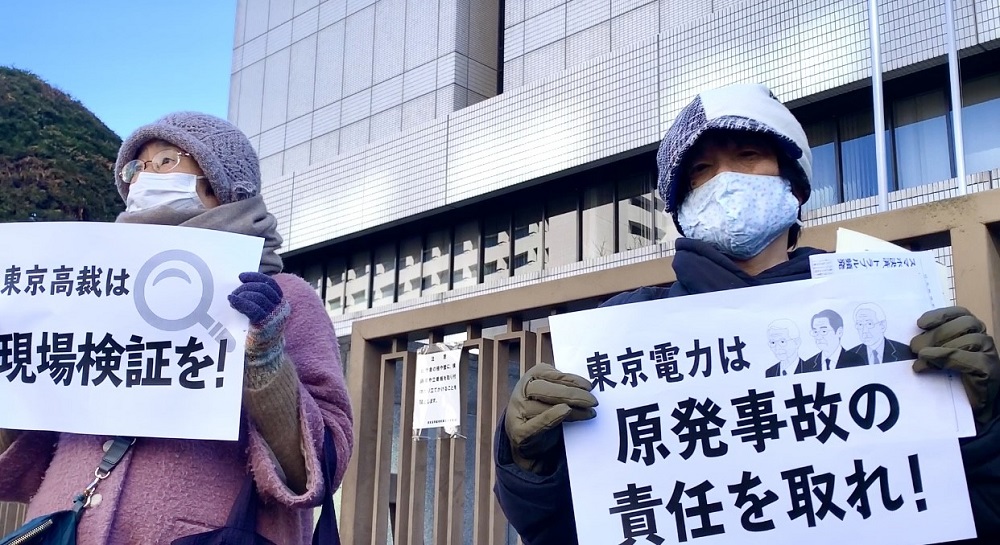 About one hundred people gathered near the court building in support of the plaintiffs. (ANJ/ Pierre Boutier) 