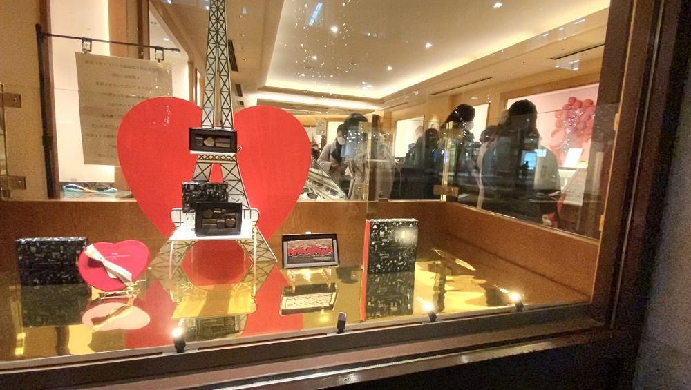 In the chic Ginza district of Tokyo, a department store, like many other department stores in the city, celebrates Valentine's Day by organizing a fair on its 8th floor. (ANJ)