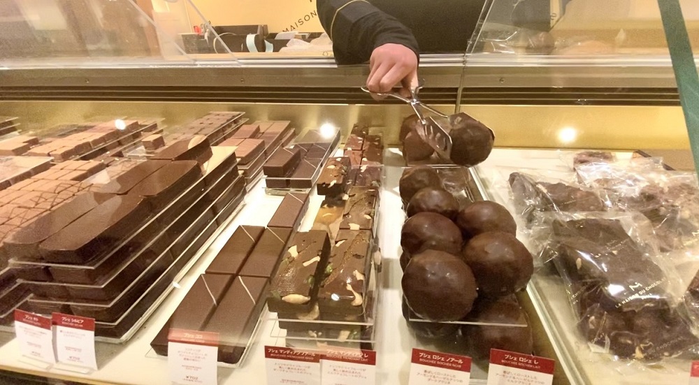 In the chic Ginza district of Tokyo, a department store, like many other department stores in the city, celebrates Valentine's Day by organizing a fair on its 8th floor. (ANJ)