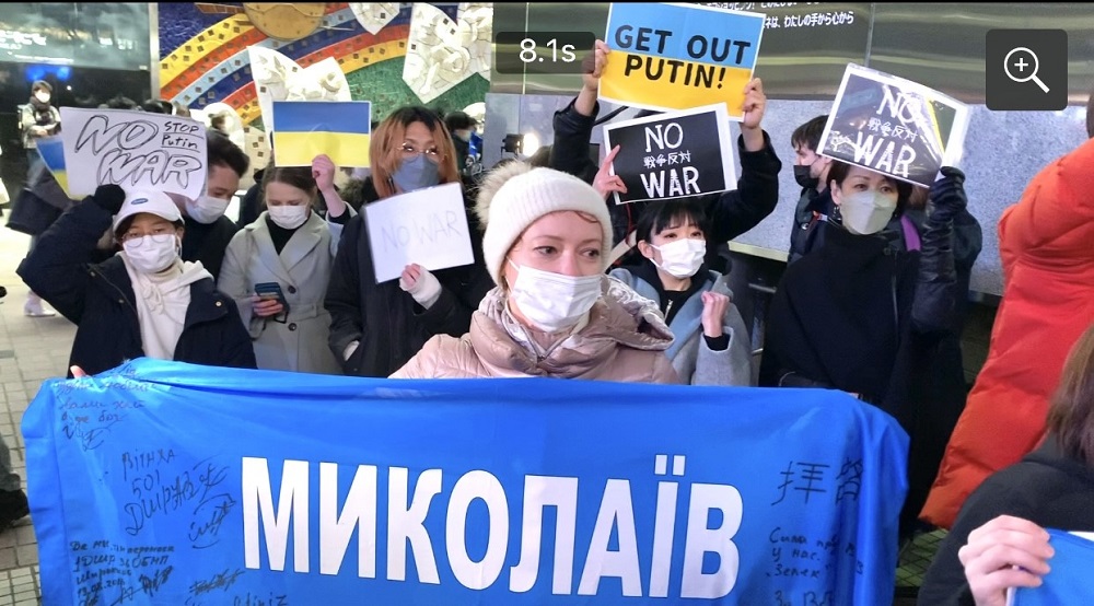 Ukrainian residents living in Japan protested against the Russian invasion of their country and demanded an immediate end to the military operation. (ANJ/ Pierre Boutier)
