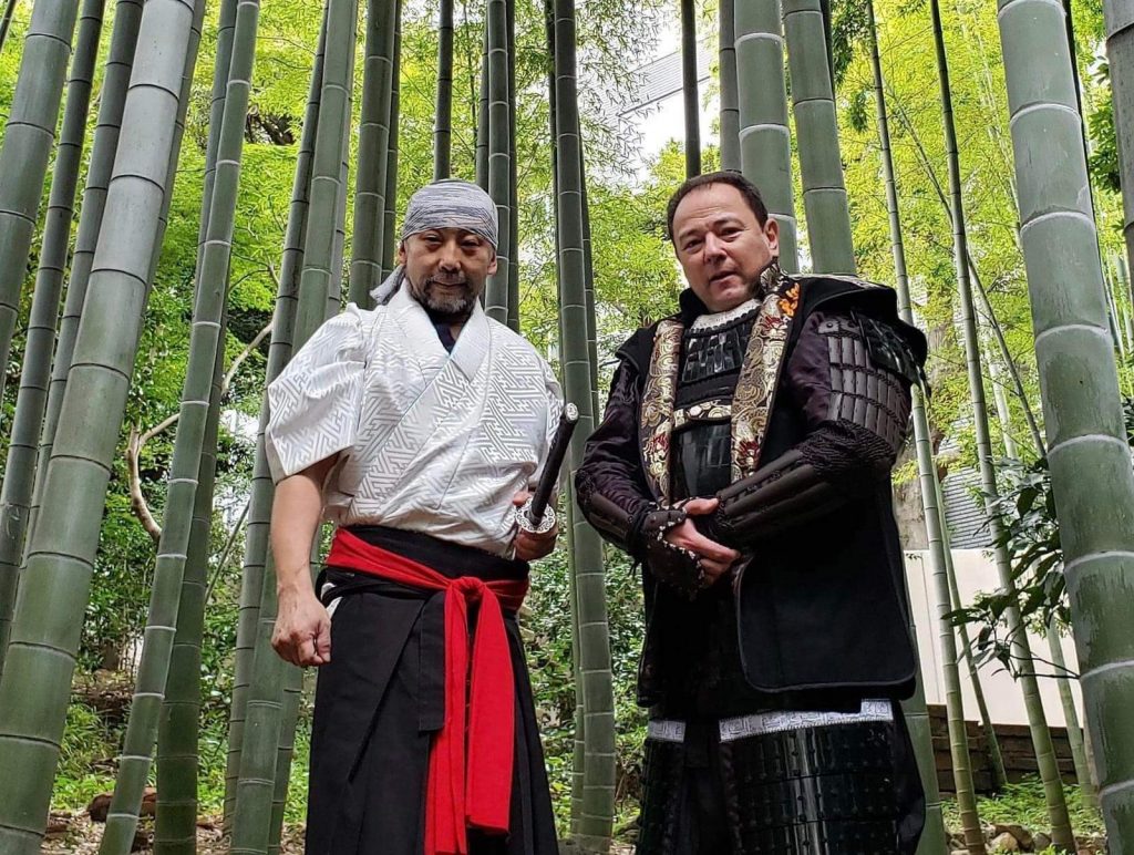 The samurai gear and logo seen in the ambassador's photo were designed by Shimaguchi. 