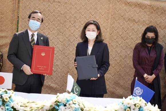 Japan’s ambassador to Pakistan Mitsuhiro Wada and director of the Pakistan Office of the International Organization for Migration Mio Sato exchange notes on the grand aid. (MOFA) 