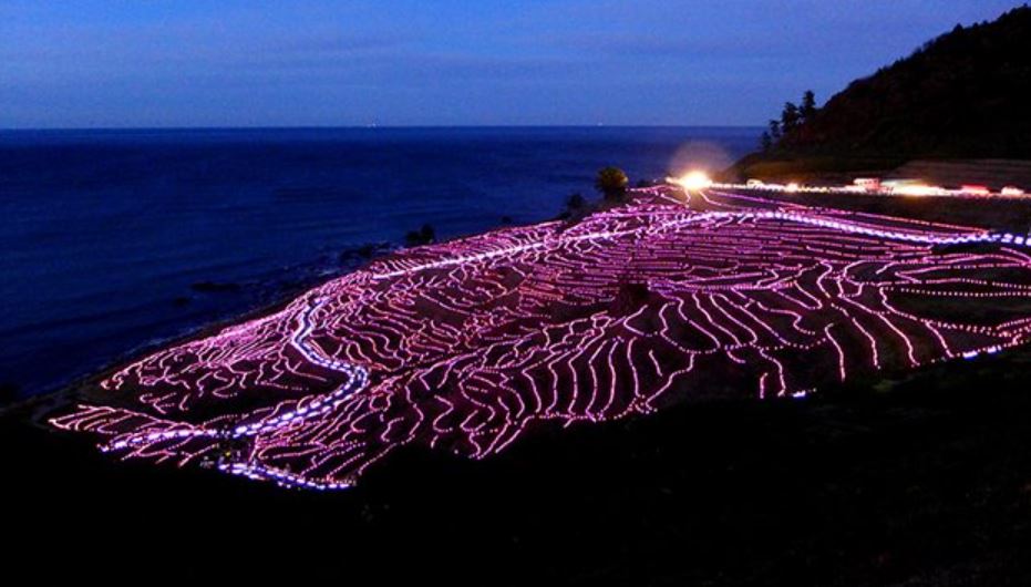 The illuminations will start at 5:50PM in February and 6:15PM in March. (Shiroyone Senmaida official website)