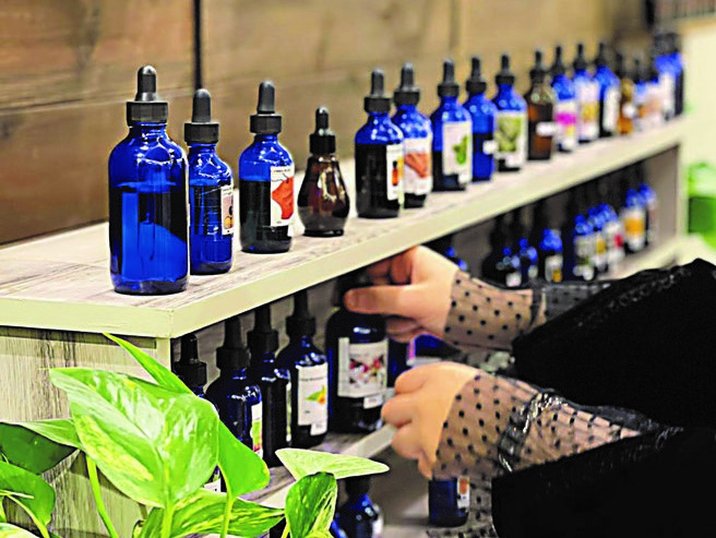 Couples in Riyadh enjoying the first session of making perfume blends. (Supplied)
