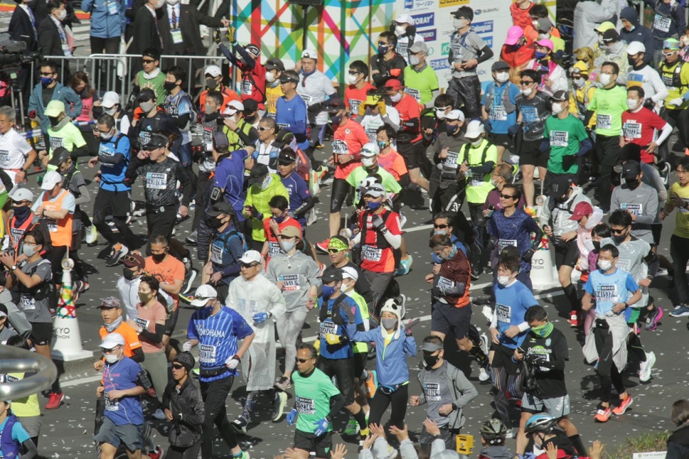 About 19,200 marathon runners set off from Tokyo City Hall to Tokyo Station. (ANJ)