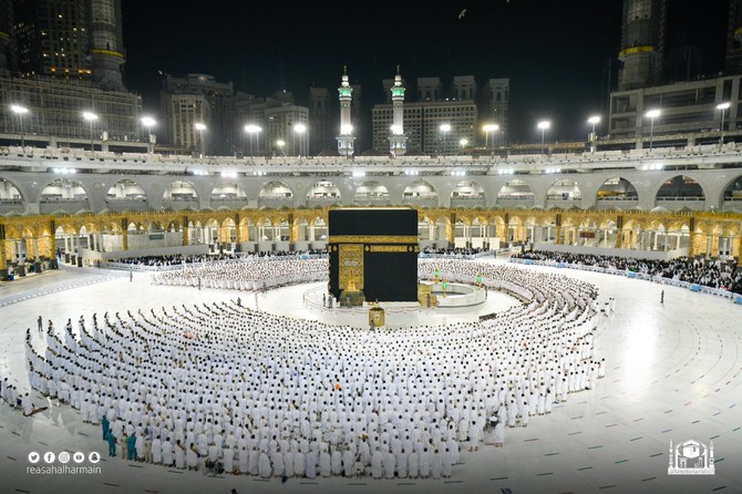 Worshippers at Makkah’s Grand Mosque on Sunday perform the Fajr prayer standing shoulder to shoulder. (@ReasahAlharmain)
