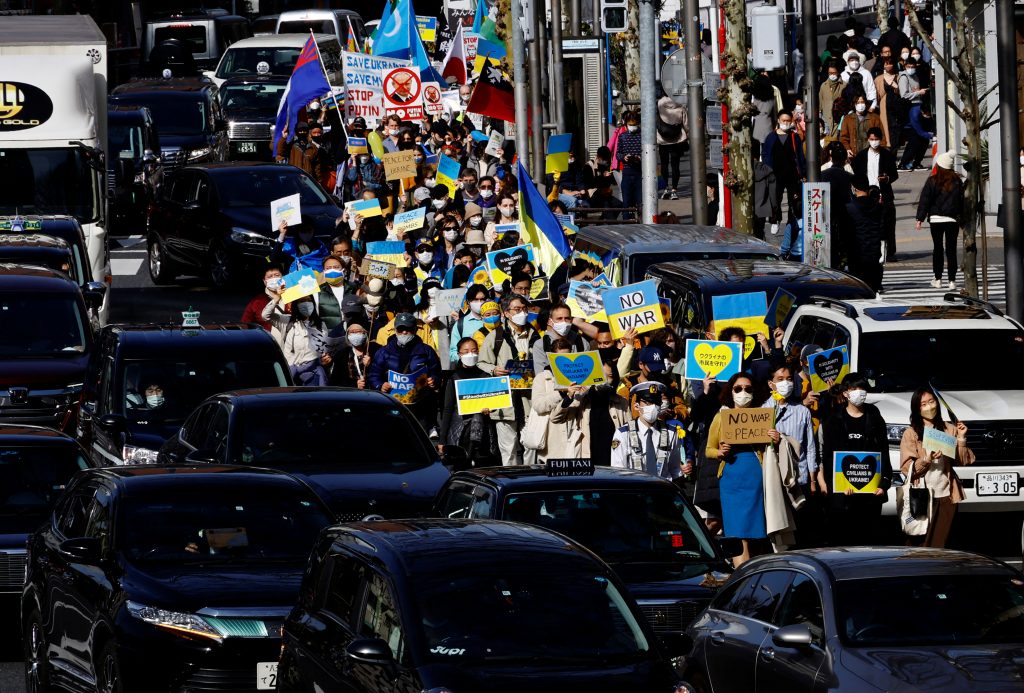 Protesters wearing protective masks, amid the coronavirus disease (COVID-19) outbreak, participate in a march to protest against Russia's invasion of Ukraine, in Tokyo, Japan, March. 5, 2022. (File photo/Reuters)