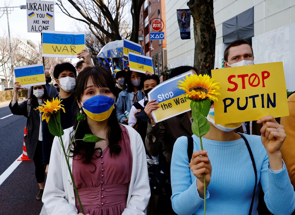 Protesters wearing protective masks, amid the coronavirus disease (COVID-19) outbreak, participate in a march to protest against Russia's invasion of Ukraine, in Tokyo, Japan, March. 5, 2022. (File photo/Reuters)