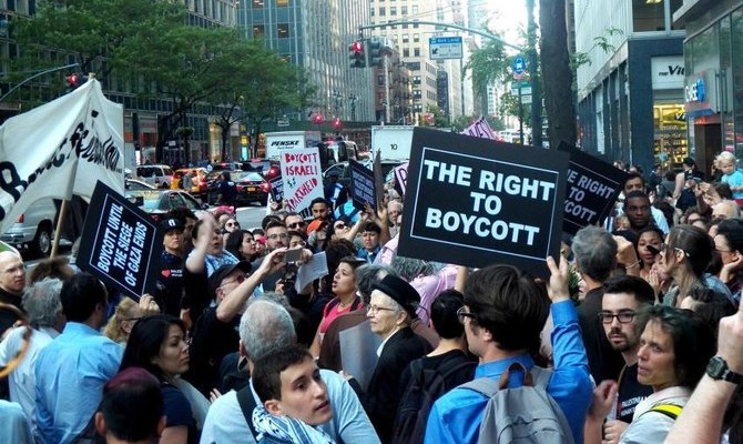 Demonstrators protest against a law that bars the state from investing in firms that support boycotts of Israel, New York, Jun. 9, 2016. (Getty Images)