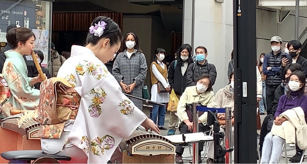 Kimono-dressed musicians played Koto, a Japanese plucked half-tune instrument, and Shakuhachi, a bamboo end-blown flute, tunes of traditional Japanese music. (ANJ)