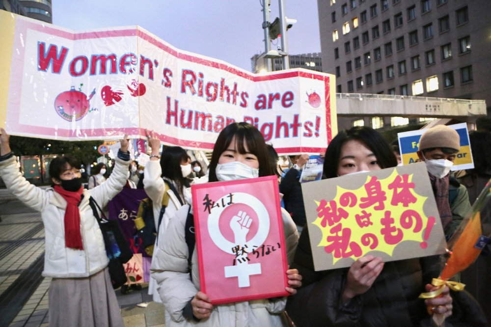 Hundreds of Japanese women took to the streets of Tokyo, Osaka and Nagoya on March 8 evening calling for gender equality, the end of sexual and domestic violence and world peace. (ANJ/ Pierre Boutier) 