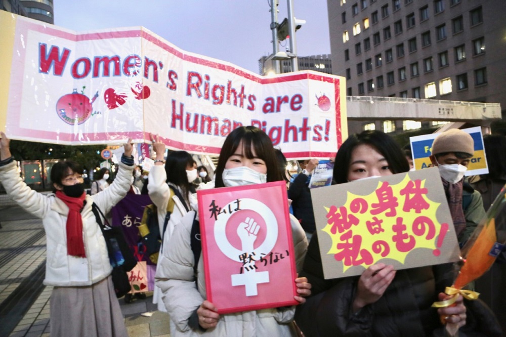 Hundreds of Japanese women took to the streets of Tokyo, Osaka and Nagoya on March 8 evening calling for gender equality, the end of sexual and domestic violence and world peace. (ANJ/ Pierre Boutier)