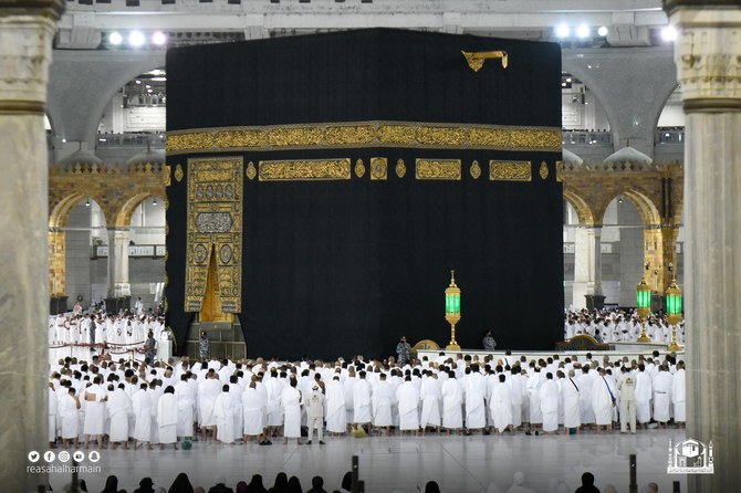 Worshippers at Makkah’s Grand Mosque on Sunday perform the Fajr prayer standing shoulder to shoulder. (@ReasahAlharmain)