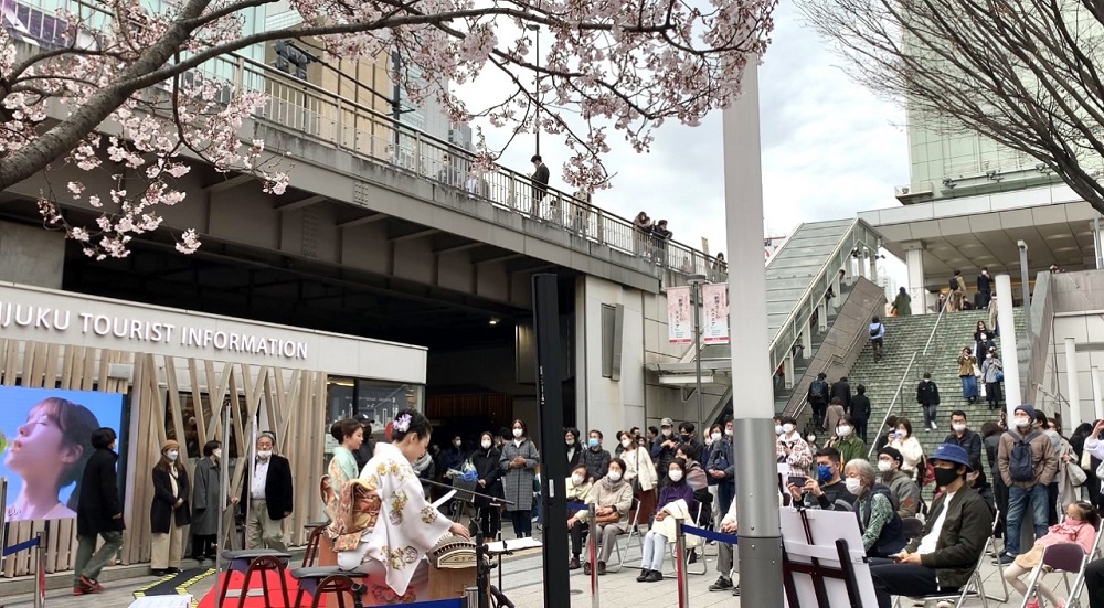 Kimono-dressed musicians played Koto, a Japanese plucked half-tune instrument, and Shakuhachi, a bamboo end-blown flute, tunes of traditional Japanese music. (ANJ)