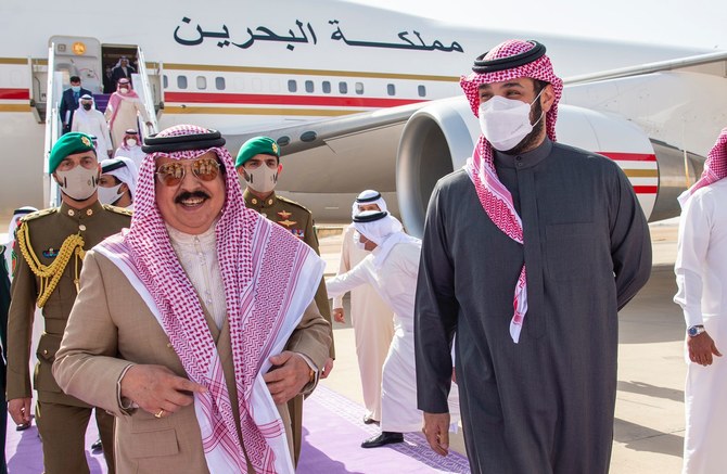 Bahrain’s King Hamad is welcomed by Saudi Crown Prince Mohammed bin Salman at King Khalid International Airport in Riyadh on Wednesday. (SPA)