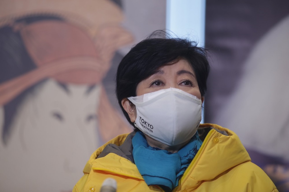 Tokyo Governor Yuriko Koike launched the Tokyo marathon dressed in yellow and blue on Sunday. (ANJ)