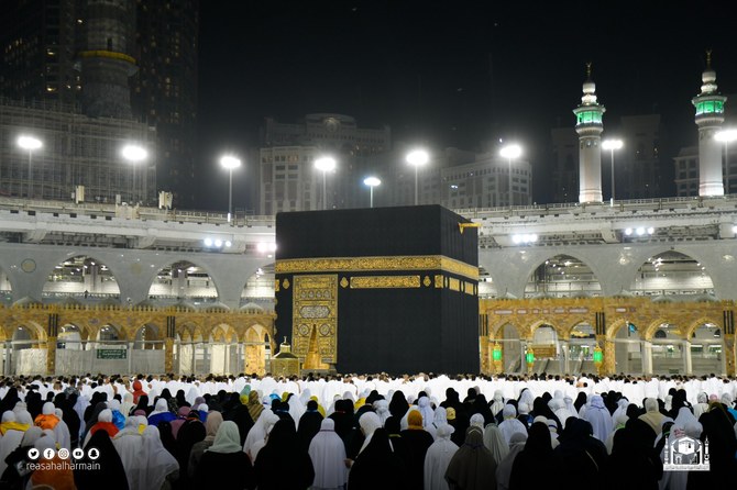 Worshippers at Makkah’s Grand Mosque on Sunday perform the Fajr prayer standing shoulder to shoulder. (@ReasahAlharmain)