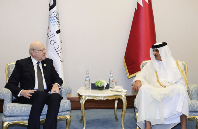 Sheikh Tamim bin Hamad Al Thani meets with Lebanese Prime Minister Najib Makati, in Doha, on Saturday. (AP)