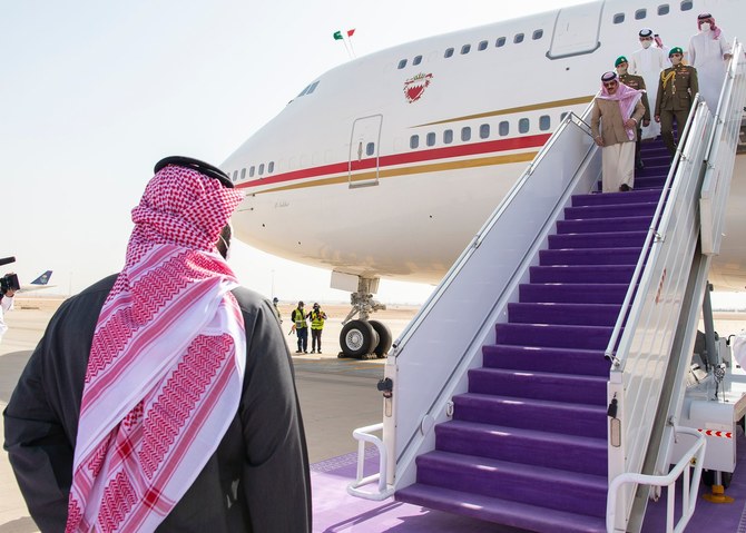 Bahrain’s King Hamad is welcomed by Saudi Crown Prince Mohammed bin Salman at King Khalid International Airport in Riyadh on Wednesday. (SPA)