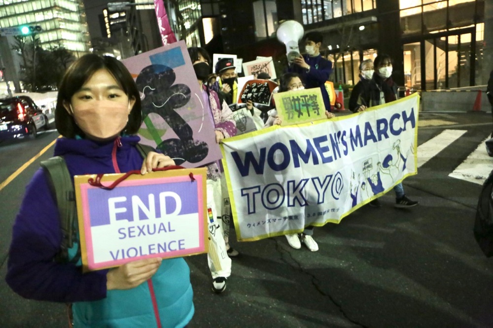 Hundreds of Japanese women took to the streets of Tokyo, Osaka and Nagoya on March 8 evening calling for gender equality, the end of sexual and domestic violence and world peace. (ANJ/ Pierre Boutier)