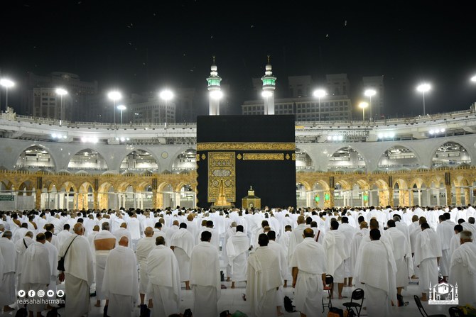 Worshippers at Makkah’s Grand Mosque on Sunday perform the Fajr prayer standing shoulder to shoulder. (@ReasahAlharmain)