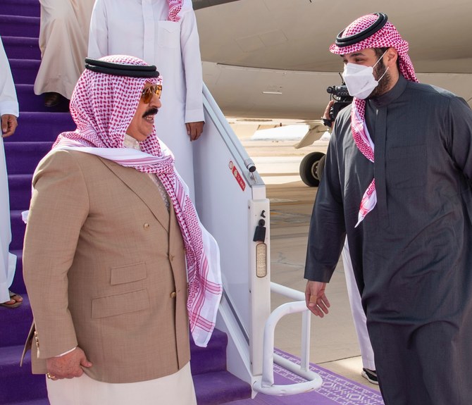 Bahrain’s King Hamad is welcomed by Saudi Crown Prince Mohammed bin Salman at King Khalid International Airport in Riyadh on Wednesday. (SPA)