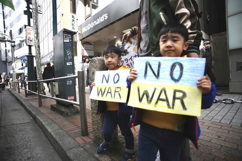 Thousands of demonstrators, mostly from Japanese anti-nuclear and peace movements, took to the streets in central Tokyo to protest the war in Ukraine. (ANJ/ Pierre Boutier) 