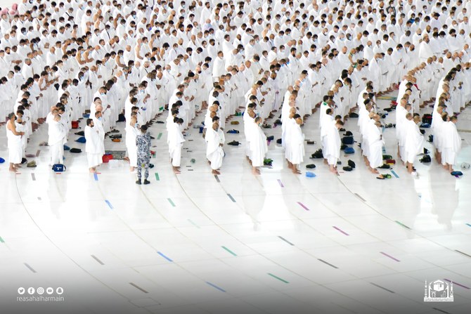 Worshippers at Makkah’s Grand Mosque on Sunday perform the Fajr prayer standing shoulder to shoulder. (@ReasahAlharmain)