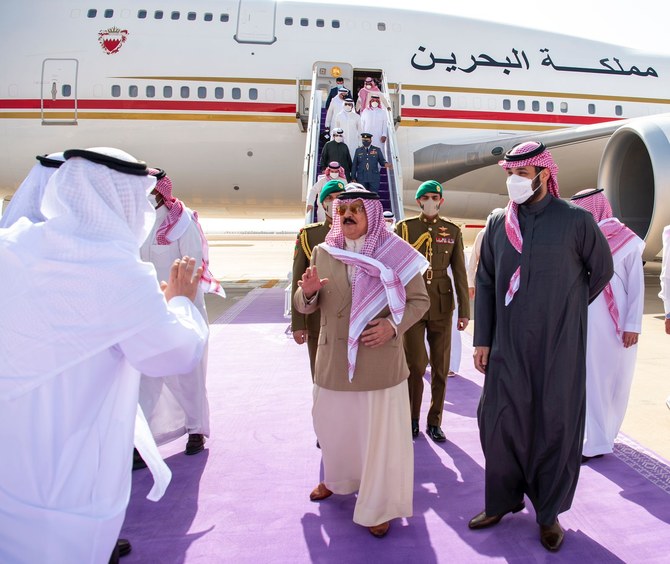 Bahrain’s King Hamad is welcomed by Saudi Crown Prince Mohammed bin Salman at King Khalid International Airport in Riyadh on Wednesday. (SPA)