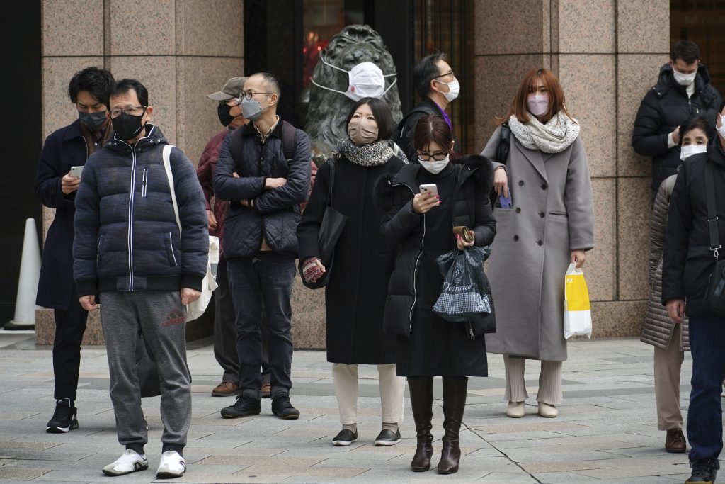 In Tokyo, 7,444 new cases were confirmed, a decrease of about 1,700. In Osaka Prefecture, the number fell by some 1,900 to 3,639. (AFP)