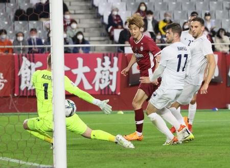 Japan's Vissel Kobe forward Yuya Osako (centre) scores a goal against Australia's Melbourne Victory during the AFC Champions League qualifying playoff match in Kobe on March 15, 2022. (Photo by JIJI PRESS / AFP)