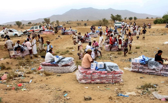Displaced Yemenis receive humanitarian aid given by the Norwegian Refugee Council and the UN High Commissioner for Refugees in Hajjah. (File/AFP)
