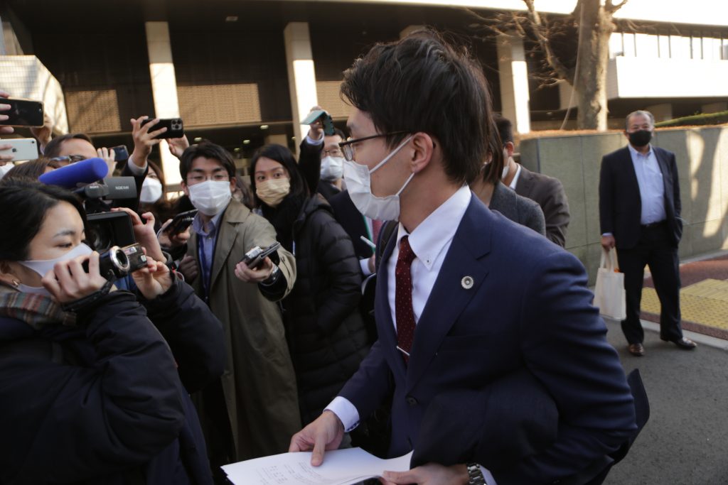 Daisuke Fujiwara of Greg Kelly’s defense team talks to the press at the entrance of Tokyo District Court after the trial verdict was made on March 3. (ANJ/ Pierre Boutier) 