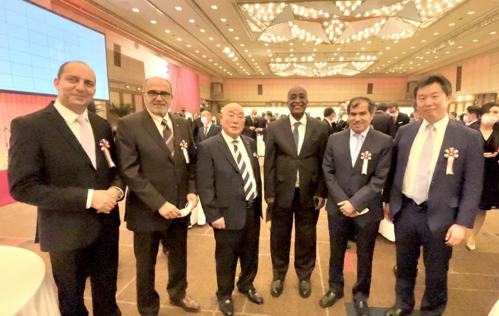 From left: Tunisian ambassador Mohamed Ellouni, Palestinian ambassador Waleed Siam, adviser to former prime ministers Iijima Isao, Kuwaiti Ambassador Hasan Zaman, and unrecognized guest. (ANJ)