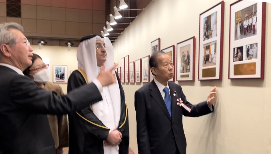 LDP’ Nikai (R), Ambassador Al-Emadi and Chubu Electric Power Co. Chairman Satoru Katsuno view photos displayed at the reception hall. (ANJ)