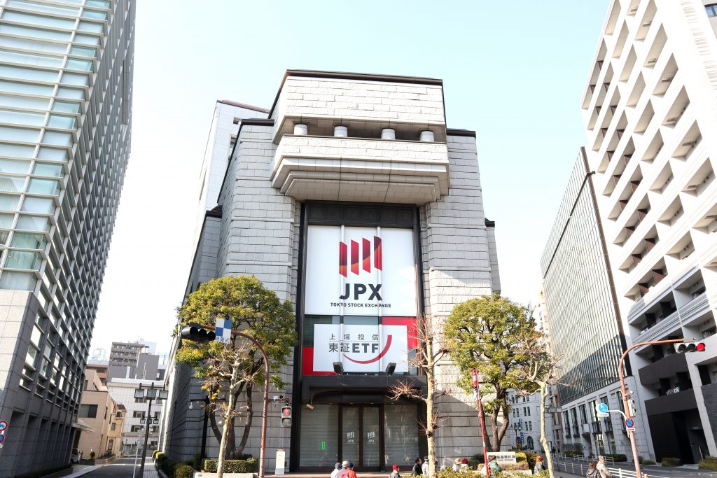 Japanese stocks plunge on Ukraine concern. (Shutterstock)