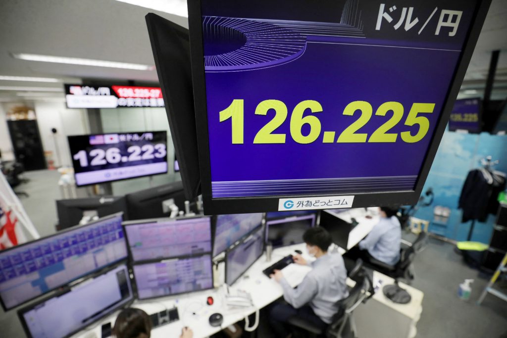 An electronic quotation board displays the yen's rate against the US dollar at a foreign exchange brokerage in Tokyo, April. 13, 2022. (AFP)