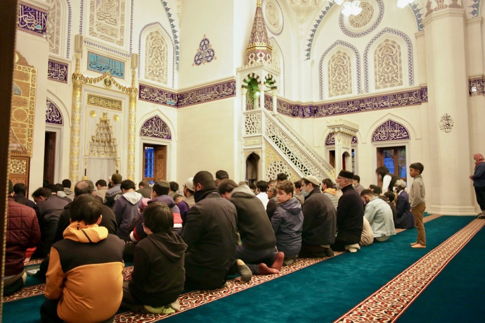 Muslims of different nationalities on Wednesday observed Iftar at the Tokyo Mosque located in the Yoyogi district. (ANJ / Pierre Boutier)