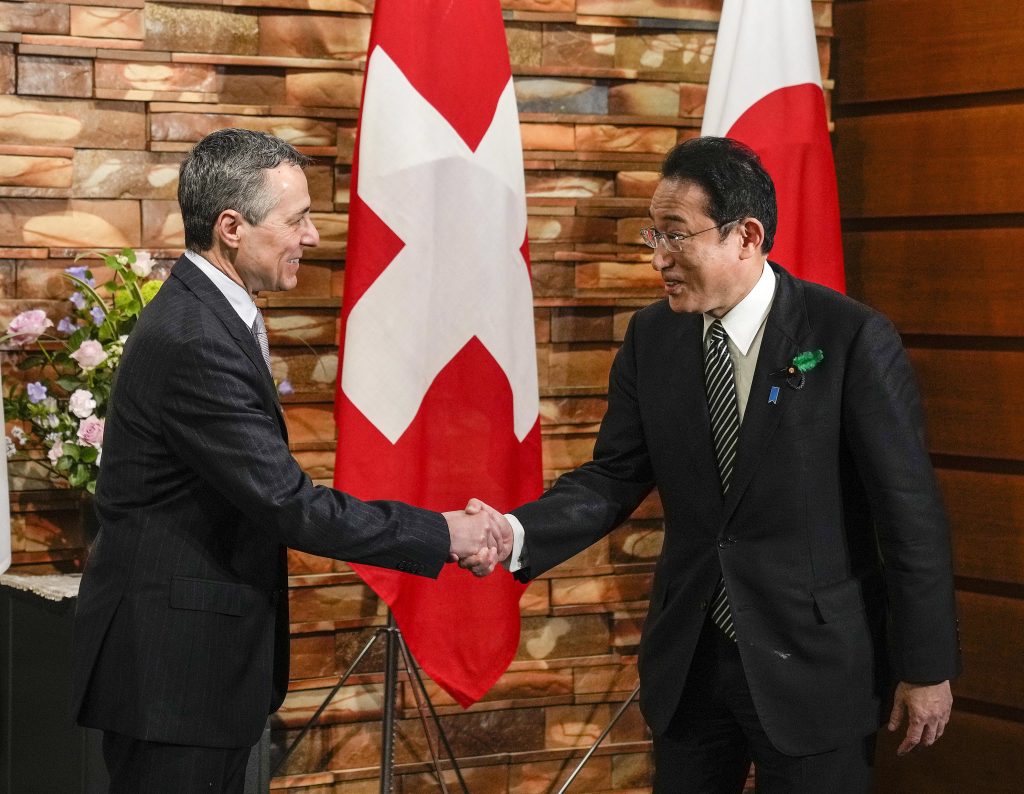 Swiss President Ignazio Cassis (L) shakes hands with Japanese Prime Minister Fumio Kishida at the start of the talks at the latter's official residence in Tokyo, Japan, April. 18 2022. (File photo/AFP)
