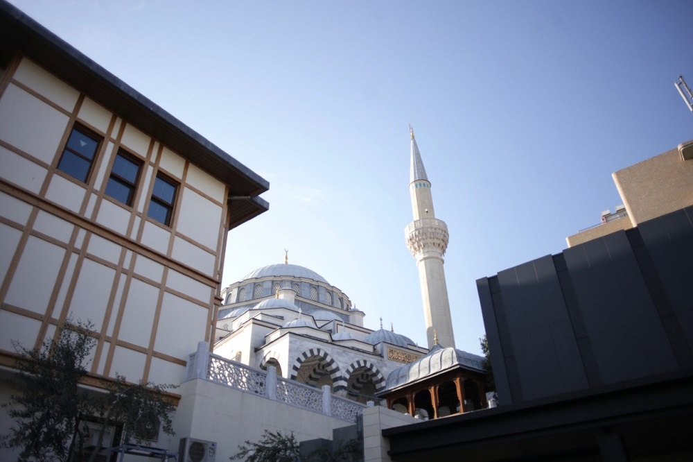 Muslims of different nationalities on Wednesday observed Iftar at the Tokyo Mosque located in the Yoyogi district. (ANJ / Pierre Boutier)