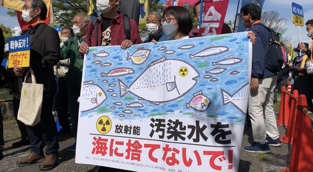 About 2,300 Japanese demonstrators, from both trade unions and peace movements, took to the streets, calling to abandon all nuclear energy and weaponry. (ANJ/ Pierre Boutier)