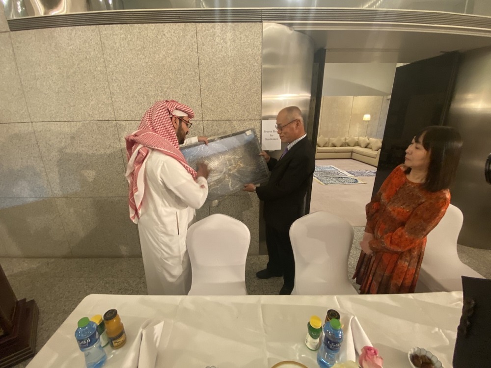 The Japanese Ambassador to Saudi Arabia Iwai Fumio and his wife hosted a Ramadan iftar at his residence where alumni of Japanese universities and friends of Japan in Saudi Arabia were invited.