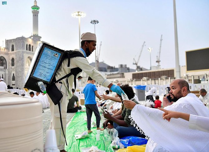 The Grand Mosque in Makkah resumes iftar meals for fasting people. (SPA)
