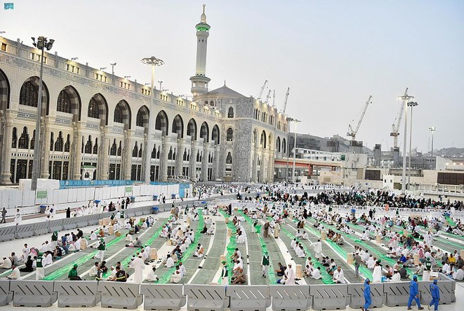The Grand Mosque in Makkah resumes iftar meals for fasting people. (SPA)