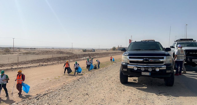 Volunteers from KAUST and the Thuwal commnity participate in a clean-up campaign along a stretch of the KAUST-Jeddah Highway. (Supplied)