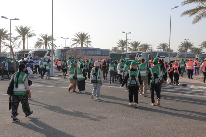 Volunteers from KAUST and the Thuwal commnity participate in a clean-up campaign along a stretch of the KAUST-Jeddah Highway. (Supplied)