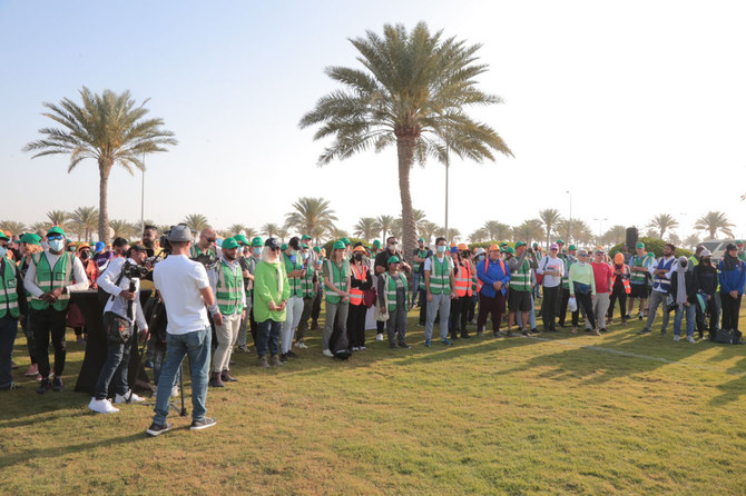 Volunteers from KAUST and the Thuwal commnity participate in a clean-up campaign along a stretch of the KAUST-Jeddah Highway. (Supplied)